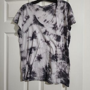 PINK Victoria's Secret Black and White Tie-Dye V-Neck Tee
